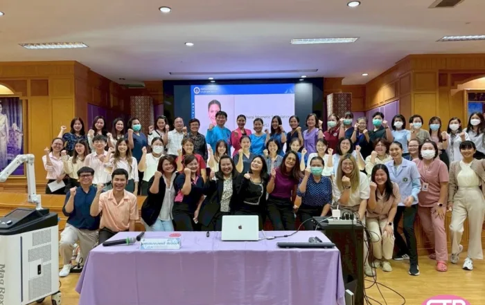 ตัวแทนจากโรงพยาบาลสระบุรีและ บริษัท สมาร์ท เทคโนโลยี แอนด์ โปรดักส์ จำกัด ถ่ายภาพร่วมกันหลังงานสำเร็จลุล่วงไปด้วยดี สะท้อนถึงความร่วมมืออันแข็งแกร่งในการพัฒนาองค์ความรู้ด้านกายภาพบำบัด